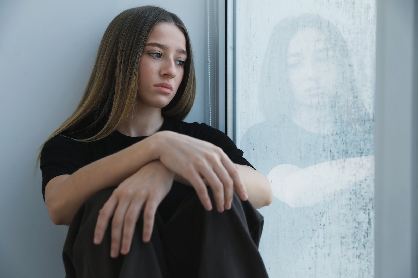 Persona reflexionando junto a una ventana durante su proceso de recuperación de un TCA con apoyo